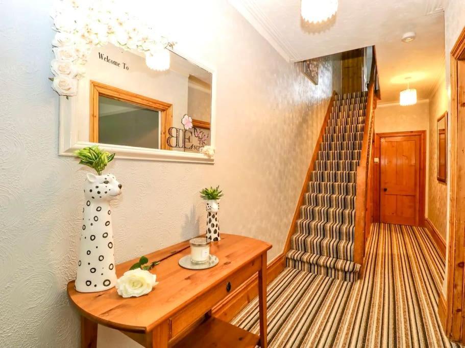 Homely 4 Bedroom Large House Inc Free Parking - Great Location - Fast Wifi - Smart Tv - Sleeps Up To 7! Close To Bournemouth & Poole Town Centre & Sandbanks מראה חיצוני תמונה