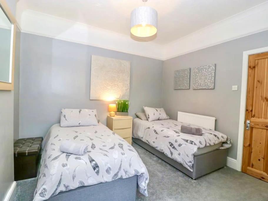 Homely 4 Bedroom Large House Inc Free Parking - Great Location - Fast Wifi - Smart Tv - Sleeps Up To 7! Close To Bournemouth & Poole Town Centre & Sandbanks מראה חיצוני תמונה