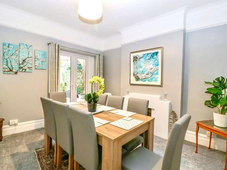 Homely 4 Bedroom Large House Inc Free Parking - Great Location - Fast Wifi - Smart Tv - Sleeps Up To 7! Close To Bournemouth & Poole Town Centre & Sandbanks מראה חיצוני תמונה