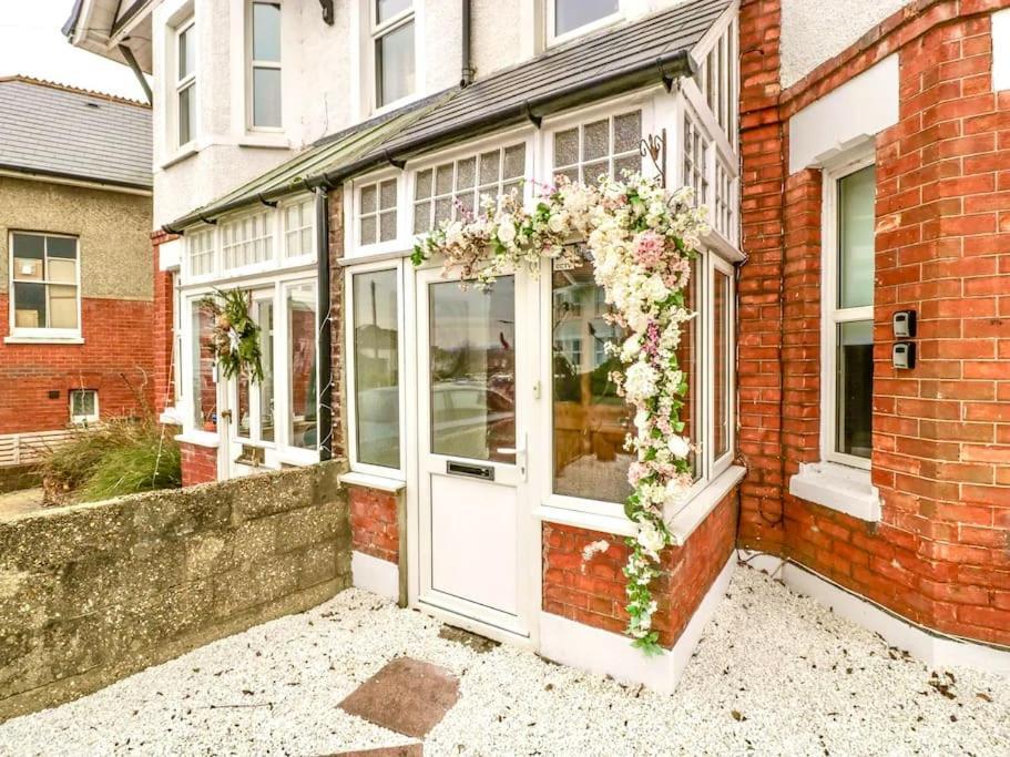 Homely 4 Bedroom Large House Inc Free Parking - Great Location - Fast Wifi - Smart Tv - Sleeps Up To 7! Close To Bournemouth & Poole Town Centre & Sandbanks מראה חיצוני תמונה
