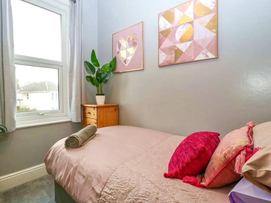 Homely 4 Bedroom Large House Inc Free Parking - Great Location - Fast Wifi - Smart Tv - Sleeps Up To 7! Close To Bournemouth & Poole Town Centre & Sandbanks מראה חיצוני תמונה