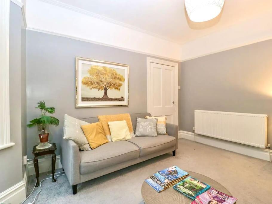 Homely 4 Bedroom Large House Inc Free Parking - Great Location - Fast Wifi - Smart Tv - Sleeps Up To 7! Close To Bournemouth & Poole Town Centre & Sandbanks מראה חיצוני תמונה