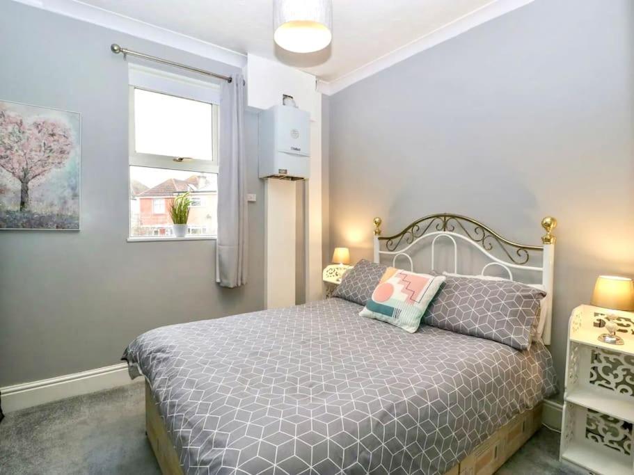 Homely 4 Bedroom Large House Inc Free Parking - Great Location - Fast Wifi - Smart Tv - Sleeps Up To 7! Close To Bournemouth & Poole Town Centre & Sandbanks מראה חיצוני תמונה