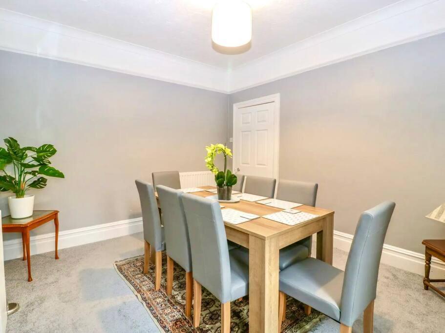 Homely 4 Bedroom Large House Inc Free Parking - Great Location - Fast Wifi - Smart Tv - Sleeps Up To 7! Close To Bournemouth & Poole Town Centre & Sandbanks מראה חיצוני תמונה