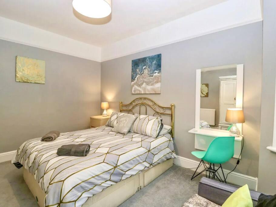 Homely 4 Bedroom Large House Inc Free Parking - Great Location - Fast Wifi - Smart Tv - Sleeps Up To 7! Close To Bournemouth & Poole Town Centre & Sandbanks מראה חיצוני תמונה
