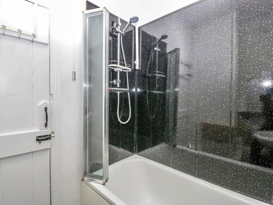 Homely 4 Bedroom Large House Inc Free Parking - Great Location - Fast Wifi - Smart Tv - Sleeps Up To 7! Close To Bournemouth & Poole Town Centre & Sandbanks מראה חיצוני תמונה